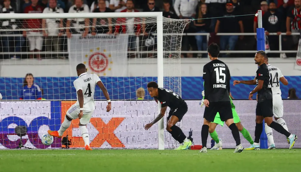 El blanco David Alaba da ventaja a los de Ancelotti tras un gol a la salida de un córner.