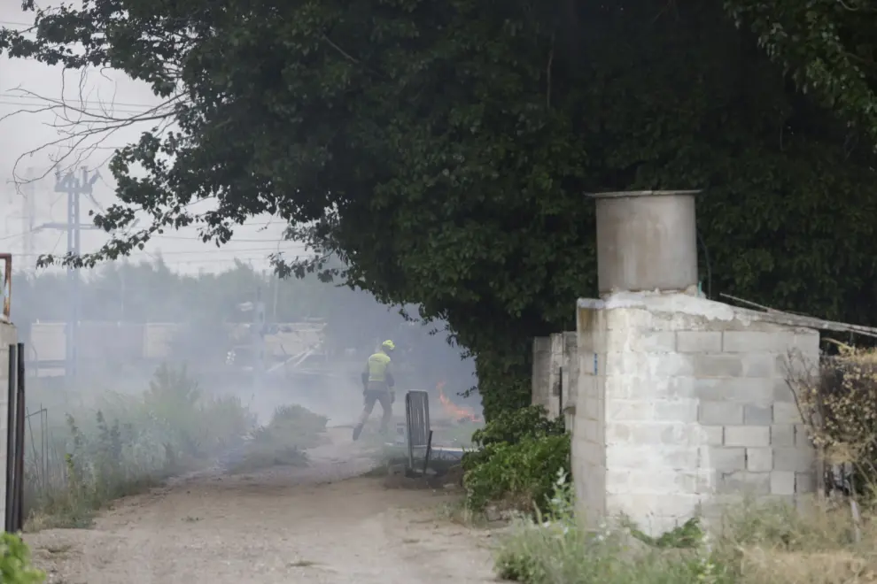 Aparatoso incendio en el camino de Montemolín de Zaragoza