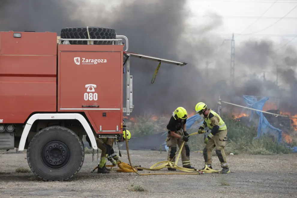 Aparatoso incendio en el camino de Montemolín de Zaragoza