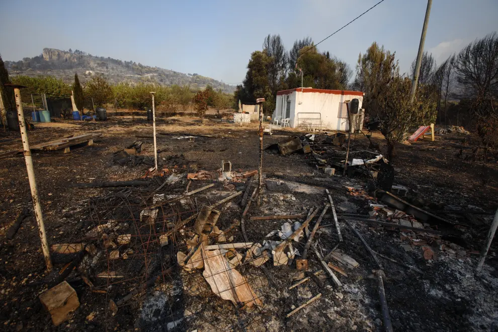 El viento y la orografía complican la extinción del incendio de Vall d'Ebo