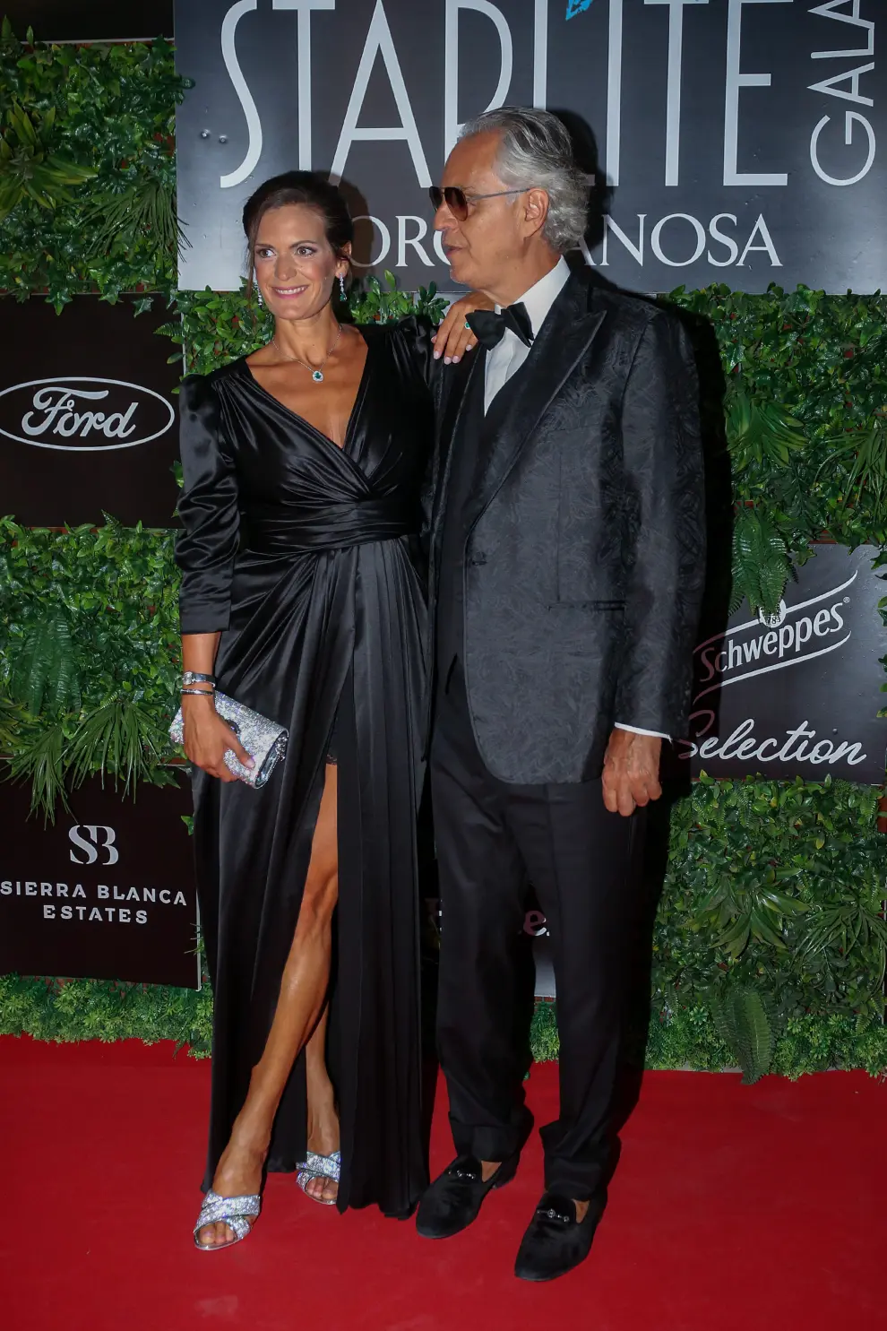 El cantante Andrea Bocelli y su esposa Verónica Berti posan a su llegada a la gala benéfica Starlite