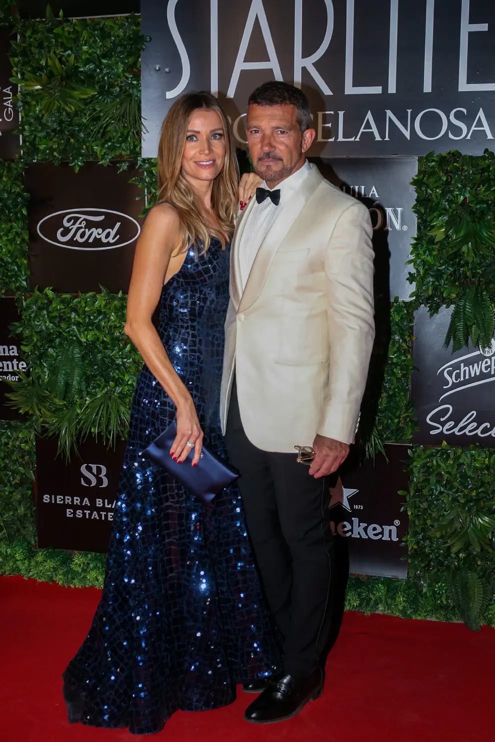 El actor Antonio Banderas y su pareja Nicole Kimpel posan a su llegada a la gala benéfica Starlite