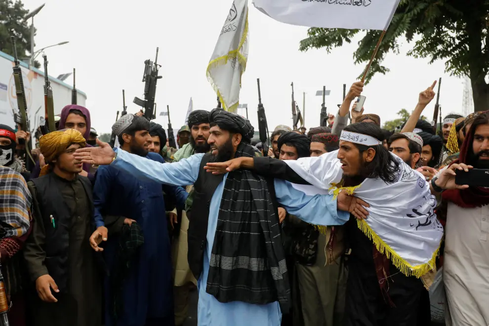 Los talibanes celebran en las calles de Kabul el aniversario de la toma de control de Afganistán