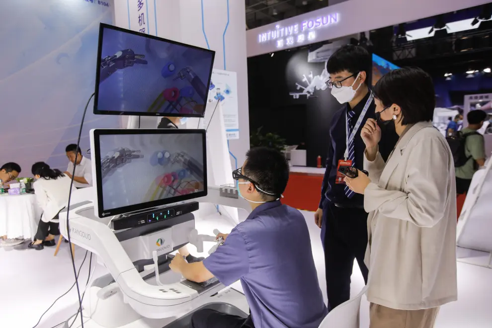 Más de 130 empresas muestran en el China los últimos avances en tecnología con robots pueden contribuir en una gran variedad de sectores.