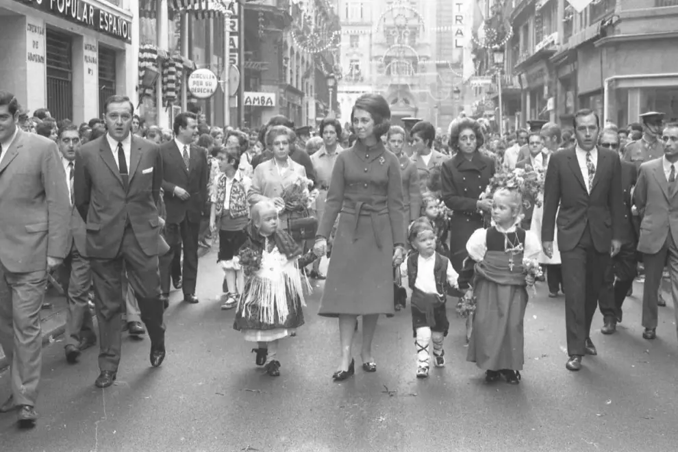 La reina Doña Sofía con las infantas Elena y Cristina, y el príncipe Felipe, de niños, en la Ofrenda de Flores de las fiestas del Pilar de Zaragoza el 12 de octubre de 1970