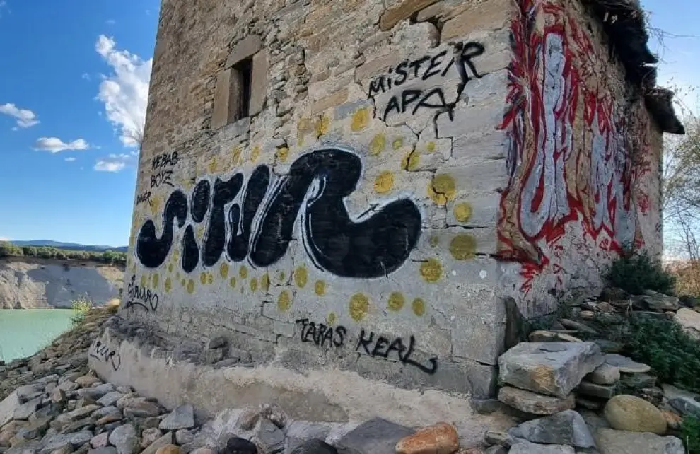 Unos vándalos han llenado de grafitis la iglesia del despoblado de Plampalacios, en Aínsa.