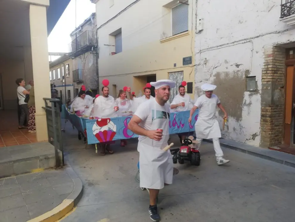 El desfile de carrozas ha dado inicio este martes a seis intensos días de fiestas en Alcalá de Gurrea.