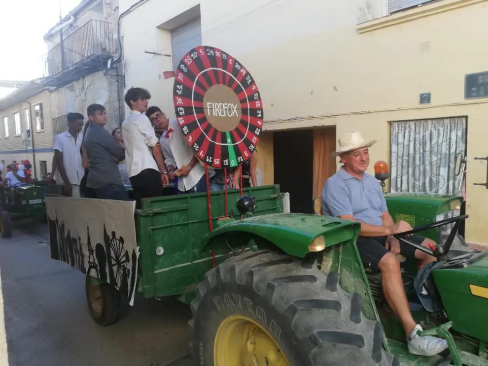 El desfile de carrozas ha dado inicio este martes a seis intensos días de fiestas en Alcalá de Gurrea.