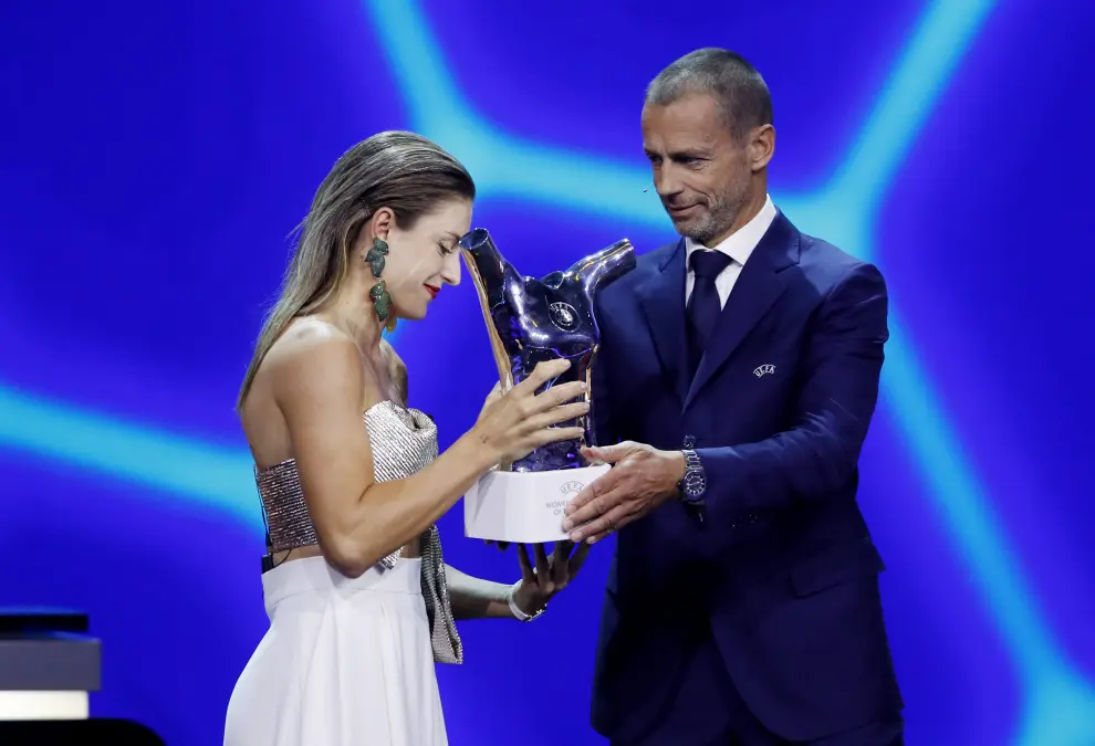 Soccer Football - 2021/22 UEFA Player and Coach of the Year Awards - Halic Congress Center, Istanbul, Turkey - August 25, 2022 Real Madrid's Karim Benzema poses with the men's player of the year award, the women's player of the year award winner FC Barcelona's Alexia Putellas, UEFA president Aleksander Ceferin, the UEFA president award winner former AC Milan coach Arrigo Sacchi and the men's coach of the year award winner Real Madrid coach Carlo Ancelotti REUTERS/Murad Sezer SOCCER-UEFA/AWARDS