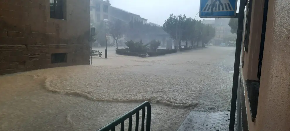 Inundaciones en Ayerbe debido a la tormenta de este jueves.