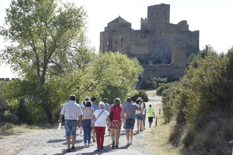 Los turistas se despiden del verano en el castillo de Loarre.