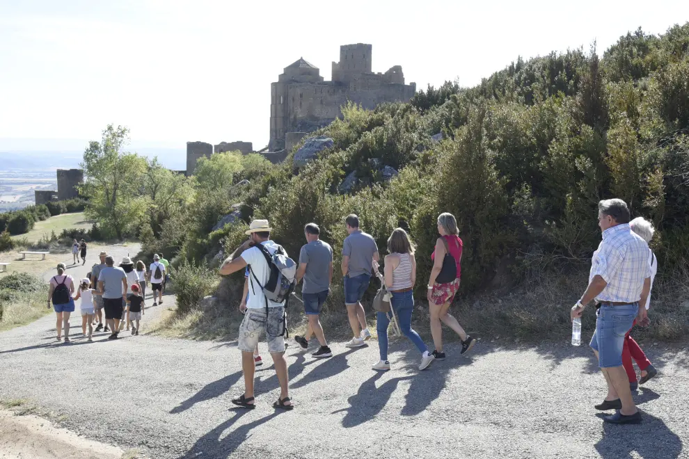 Los turistas se despiden del verano en el castillo de Loarre.