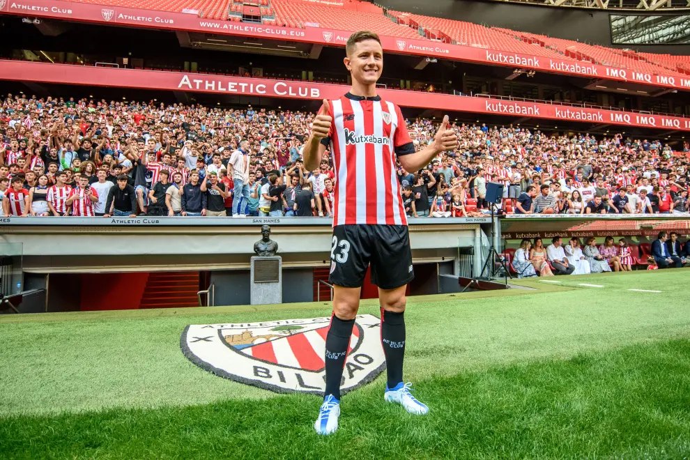 Presentación de Ander Herrera como jugador del Athletic, este domingo en Bilbao.