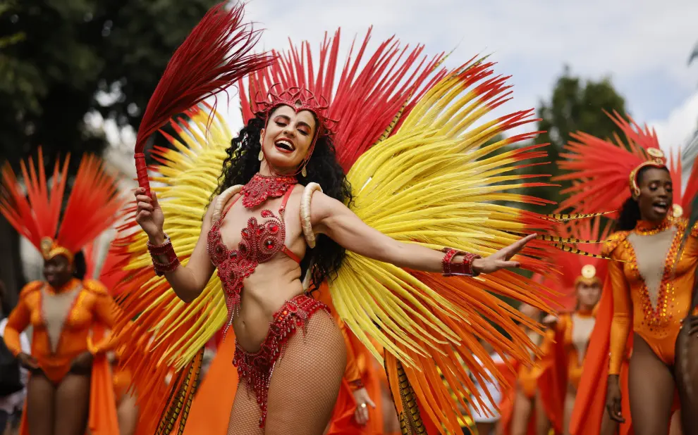 London (United Kingdom), 29/08/2022.- Participants perform during the Notting Hill Carnival in London, Britain, 29 August 2022. The Notting Hill Carnival, the largest street carnival in Europe, returns to London after a two-year break due to the coronavirus pandemic with more than a million people expected to attend the two-day celebration of Caribbean heritage on 28 and 29 August. (Reino Unido, Londres) EFE/EPA/Tolga Akmen BRITAIN CARNIVAL