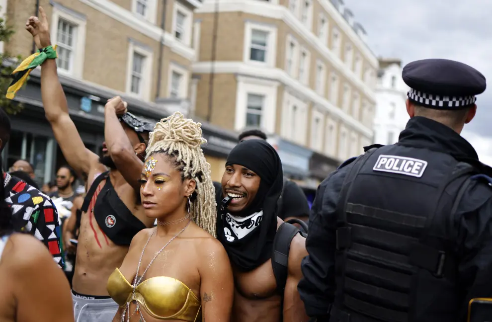 London (United Kingdom), 29/08/2022.- Carnival revelers during the Notting Hill Carnival in London, Britain, 29 August 2022. The Notting Hill Carnival, the largest street carnival in Europe, returns to London after a two-year break due to the coronavirus pandemic with more than a million people expected to attend the two-day celebration of Caribbean heritage on 28 and 29 August. (Reino Unido, Londres) EFE/EPA/Tolga Akmen
 BRITAIN CARNIVAL