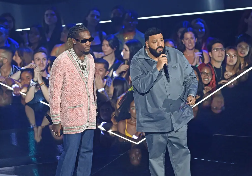 Offset y DJ Khaled durante la gala de los MTV VMA 2022.