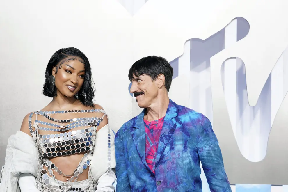 Shenseea y Anthony Kiedis de los Red Hot Chili Peppers en los MTV VMA 2022.