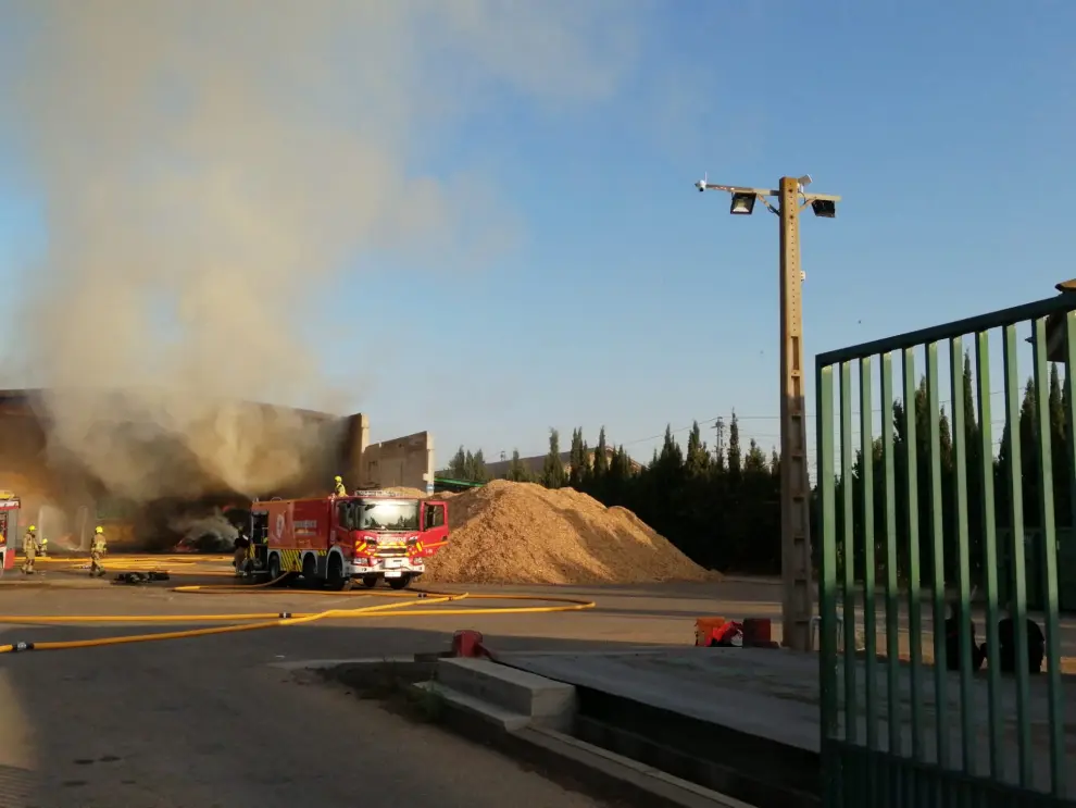Foto del incendio en un almacén de biomasa de Casetas