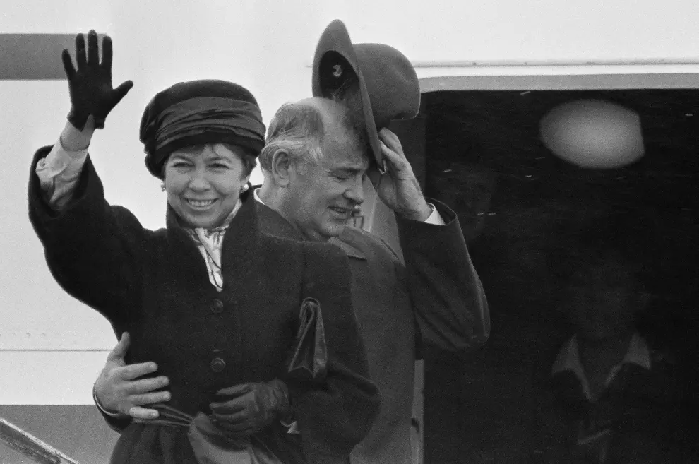 Mijail Gorvachov y su esposa Raisa, a su llegada a Reikiavik, Islandia, el 13 de octubre de 1986.