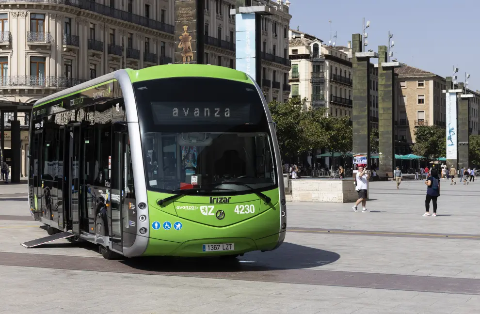 Presentación del primer autobús eléctrico, este martes en Zaragoza.