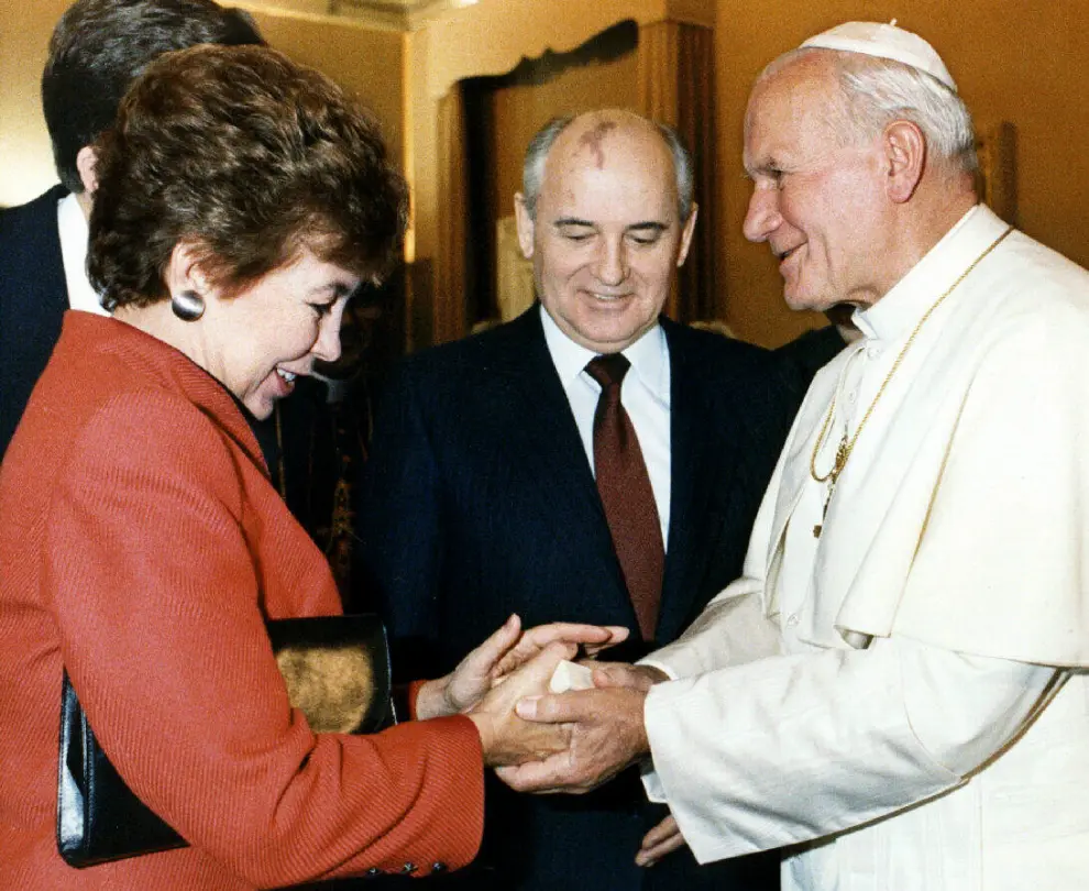 Gorbachov y su esposa, Raisa, junto a Juan Pablo II.