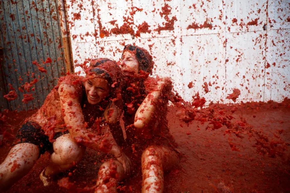Revelers play in tomato pulp during the annual "La Tomatina" food fight festival in Bunol, Spain August 31, 2022. REUTERS/Juan Medina SPAIN-CULTURE/TOMATO FIGHT