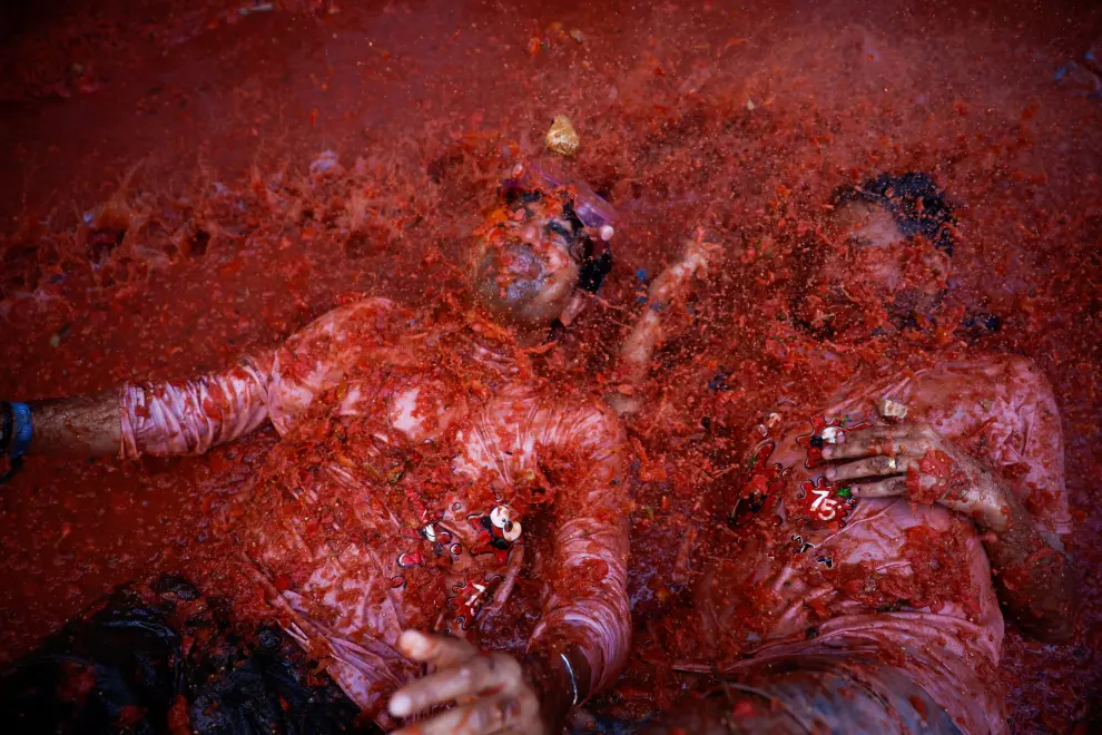 Revelers play in tomato pulp during the annual "La Tomatina" food fight festival in Bunol, Spain August 31, 2022. REUTERS/Juan Medina SPAIN-CULTURE/TOMATO FIGHT