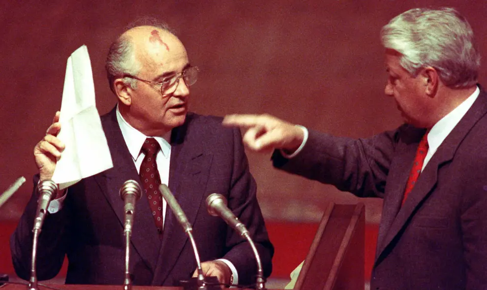 Mijaíl Gorbachov, junto al presidente de la Federación Rusa, Boris Yeltsin, el 23 de agosto de 1991.