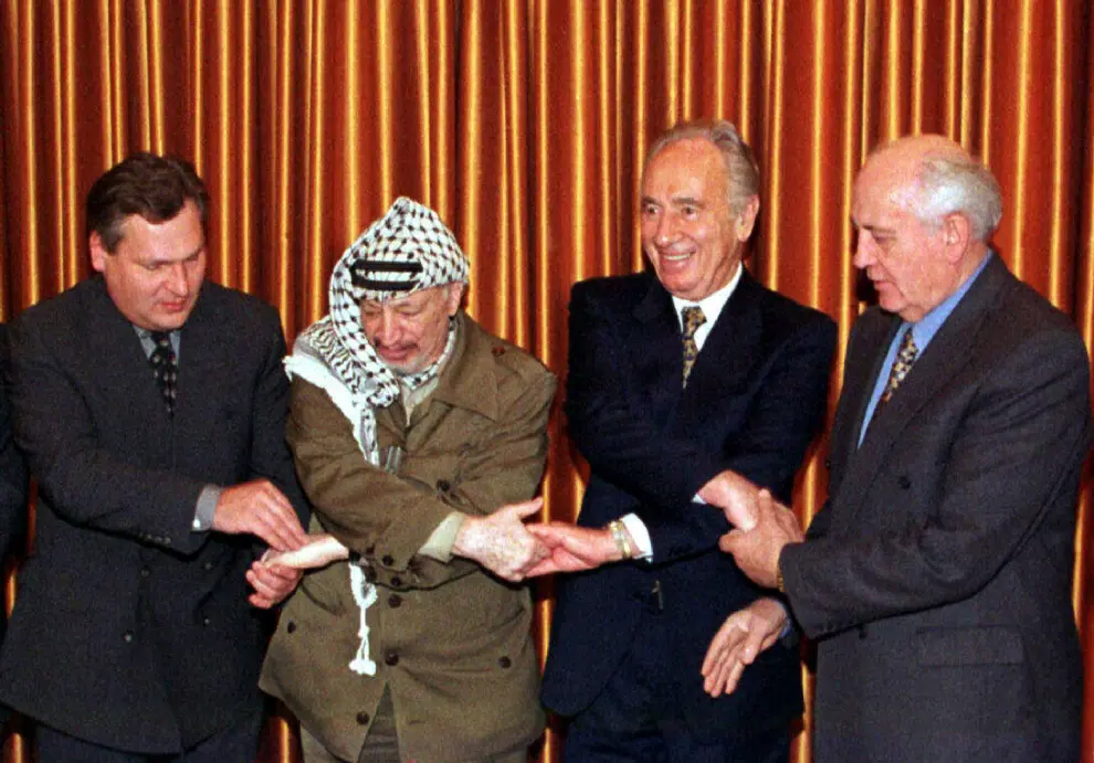 Yaser Arafat, presidente de la OLP, junto al israleí Simon Peres, el polaco Alexander Kwasniewski y Mijaíl Gorbachov tras la Asamblea Anual del Centro Simon Peres para la Paz.