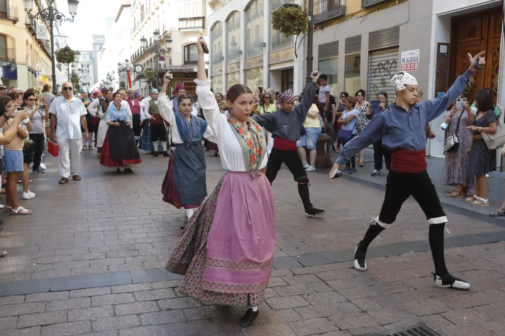 Desfile del encuentro internacional de folklore Eifolk hacia la plaza del Pilar