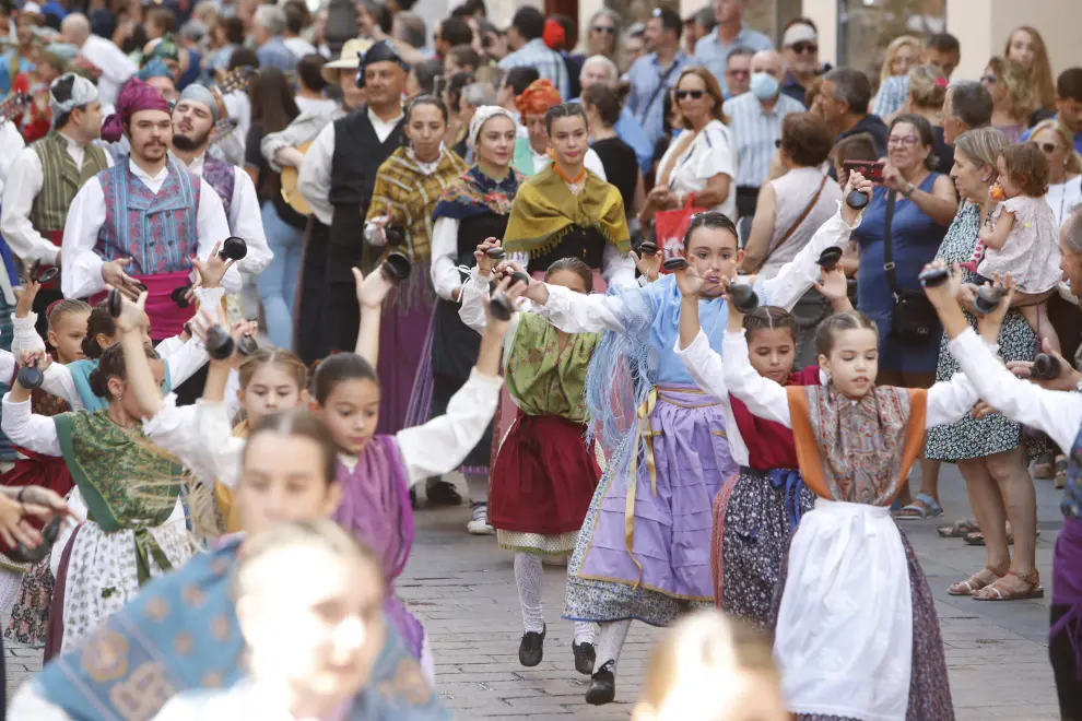 Desfile del encuentro internacional de folklore Eifolk hacia la plaza del Pilar