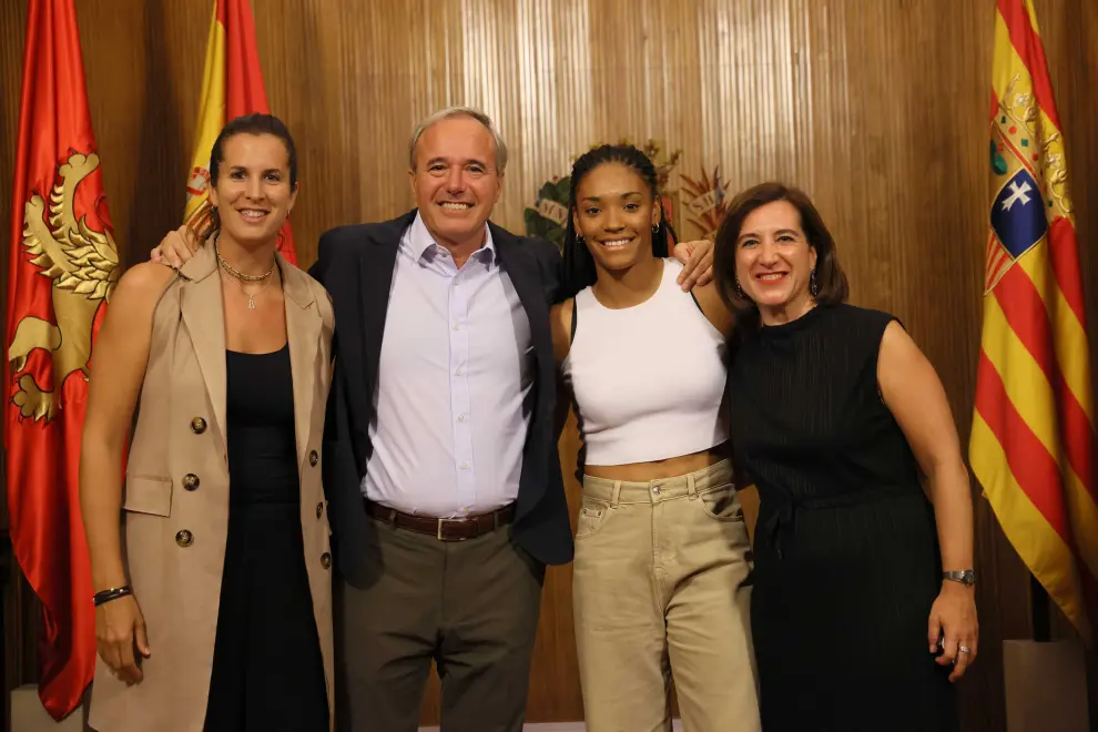 El alcalde de Zaragoza, Jorge Azcón, recibe a la campeona del mundo sub-20 Salma Paralluelo