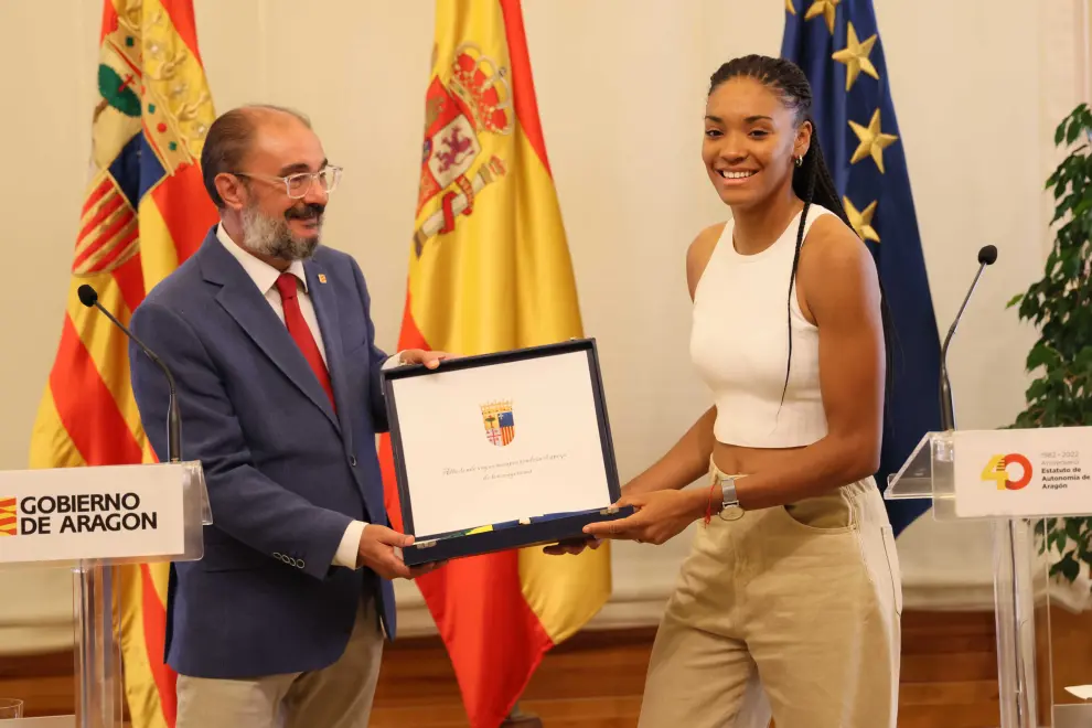 El presidente del Gobierno de Aragón, Javier Lambán, recibe a la campeona del mundo sub-20 Salma Paralluelo
