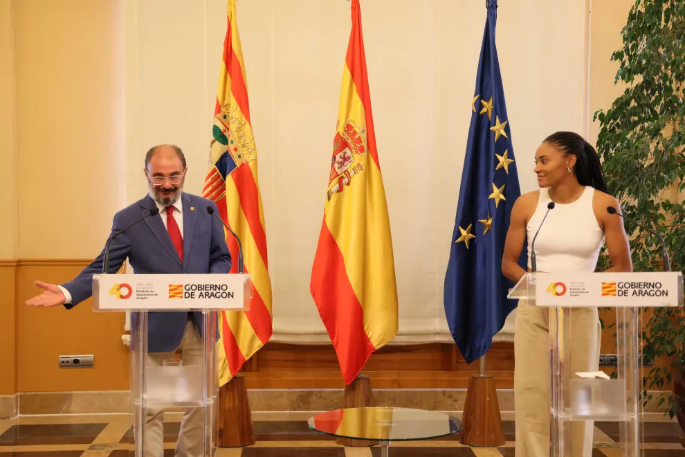 El presidente del Gobierno de Aragón, Javier Lambán, recibe a la campeona del mundo sub-20 Salma Paralluelo