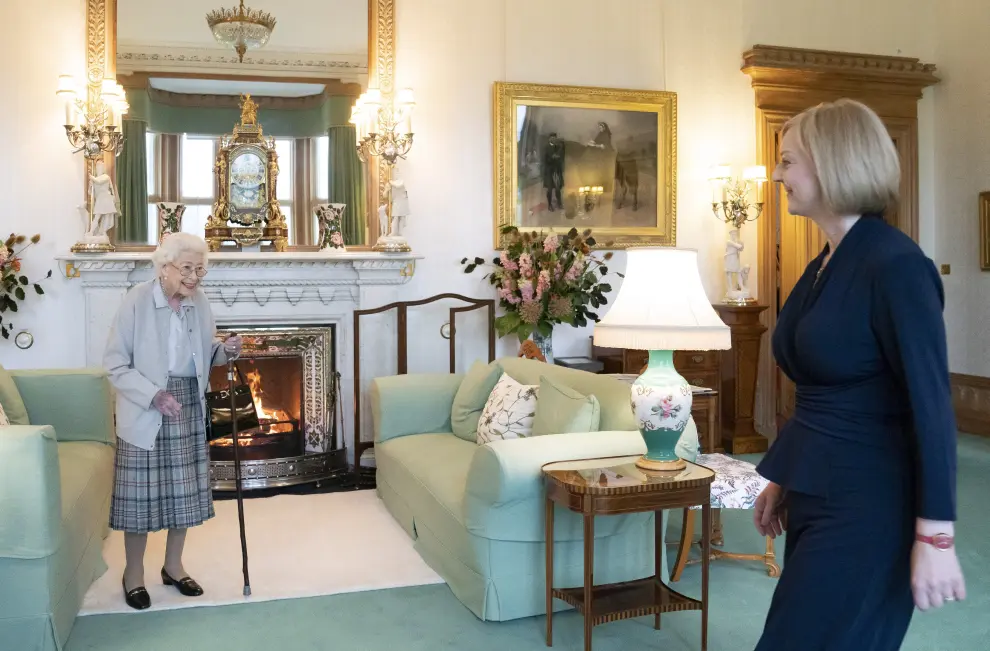 La reina Isabel II recibe en audiencia a la nueva primera ministra británica, este martes en Balmoral.