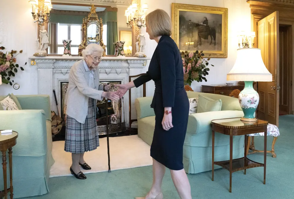 La reina Isabel II recibe en audiencia a la nueva primera ministra británica, este martes en Balmoral.