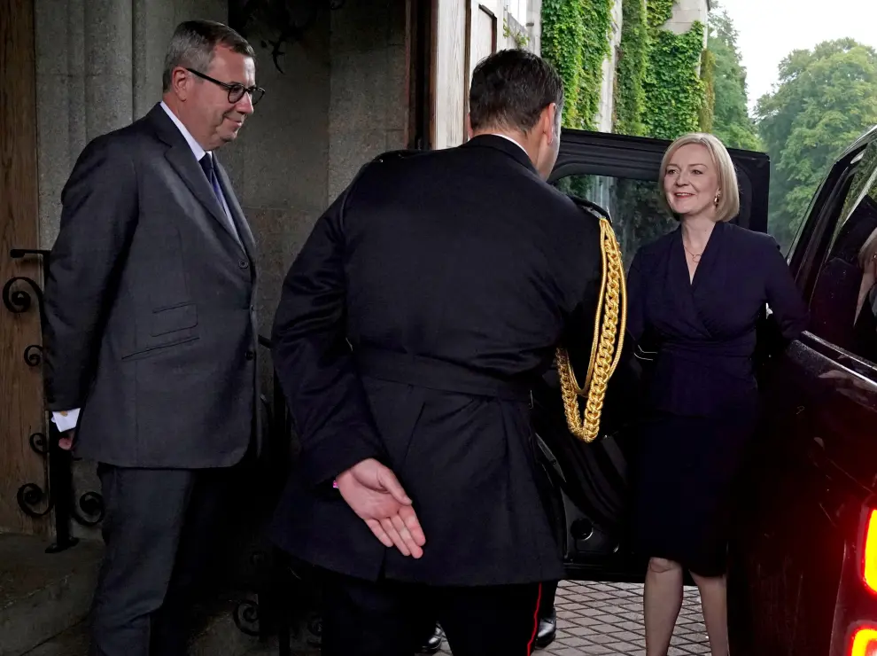 Newly elected leader of the Conservative party Liz Truss is greeted by Britain's Queen Elizabeth's Equerry Lieutenant Colonel Tom White and her Private Secretary Sir Edward Young as she arrives for an audience with Queen Elizabeth II where she will be invited to become Prime Minister and form a new government, at Balmoral Castle, Scotland, Britain September 6, 2022. Andrew Milligan/Pool via REUTERS BRITAIN-POLITICS/LEADERSHIP