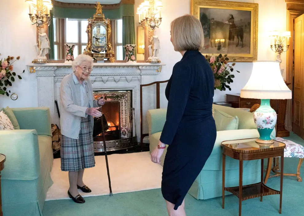 Queen Elizabeth welcomes Liz Truss during an audience where she invited the newly elected leader of the Conservative party to become Prime Minister and form a new government, at Balmoral Castle, Scotland, Britain September 6, 2022. Andrew Milligan/Pool via REUTERS BRITAIN-POLITICS/LEADERSHIP