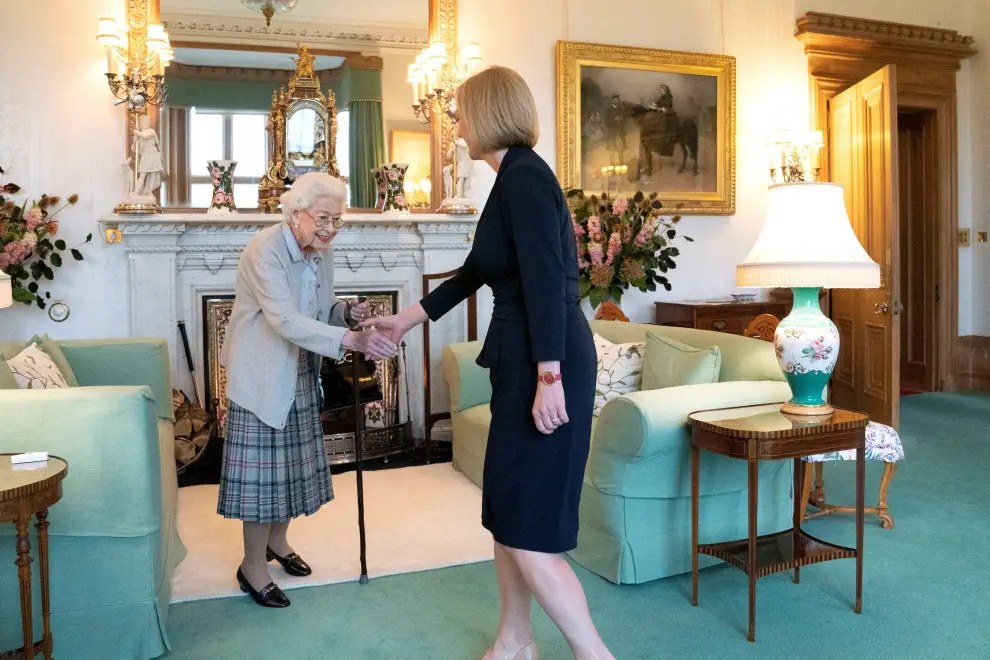 Queen Elizabeth welcomes Liz Truss during an audience where she invited the newly elected leader of the Conservative party to become Prime Minister and form a new government, at Balmoral Castle, Scotland, Britain September 6, 2022. Jane Barlow/Pool via REUTERS BRITAIN-POLITICS/LEADERSHIP