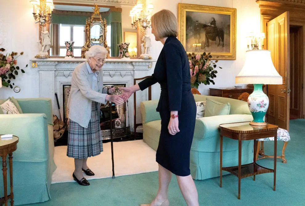 Queen Elizabeth welcomes Liz Truss during an audience where she invited the newly elected leader of the Conservative party to become Prime Minister and form a new government, at Balmoral Castle, Scotland, Britain September 6, 2022. Jane Barlow/Pool via REUTERS TPX IMAGES OF THE DAY BRITAIN-POLITICS/LEADERSHIP-QUEEN
