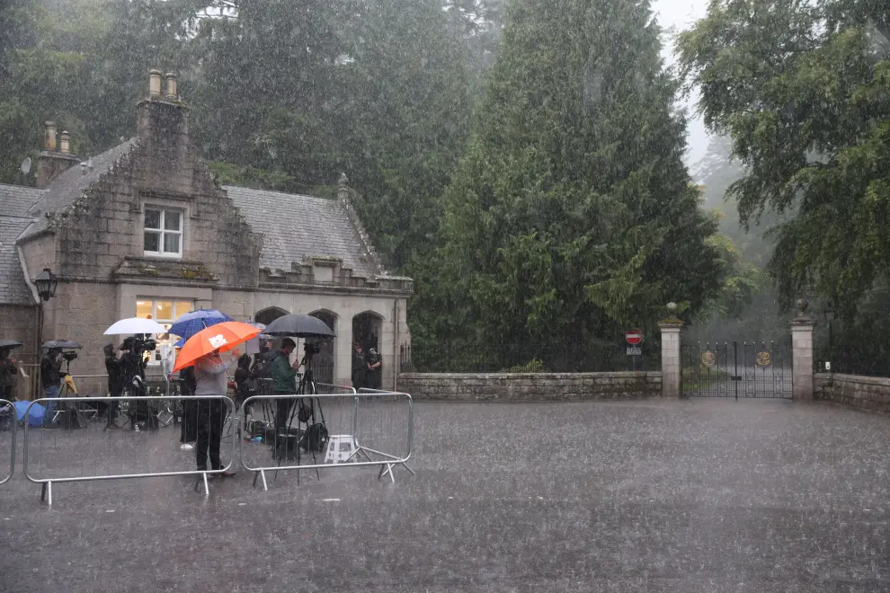 Members of the media work outside Balmoral Castle in Aberdeenshire, Scotland, Britain September 6, 2022. REUTERS/Russell Cheyne BRITAIN-POLITICS/LEADERSHIP