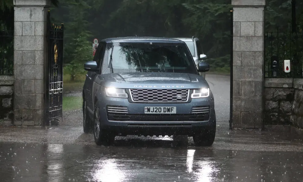 The motorcade of new British Prime Minister Liz Truss leaves Balmoral Castle, in Aberdeenshire, Scotland, Britain September 6, 2022. REUTERS/Russell Cheyne BRITAIN-POLITICS/LEADERSHIP