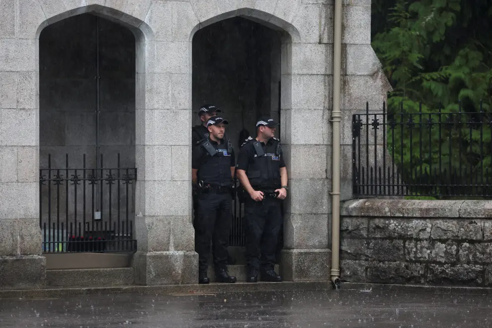 Police officers stand guard outside Balmoral Castle in Aberdeenshire, Scotland, Britain September 6, 2022. REUTERS/Russell Cheyne BRITAIN-POLITICS/LEADERSHIP