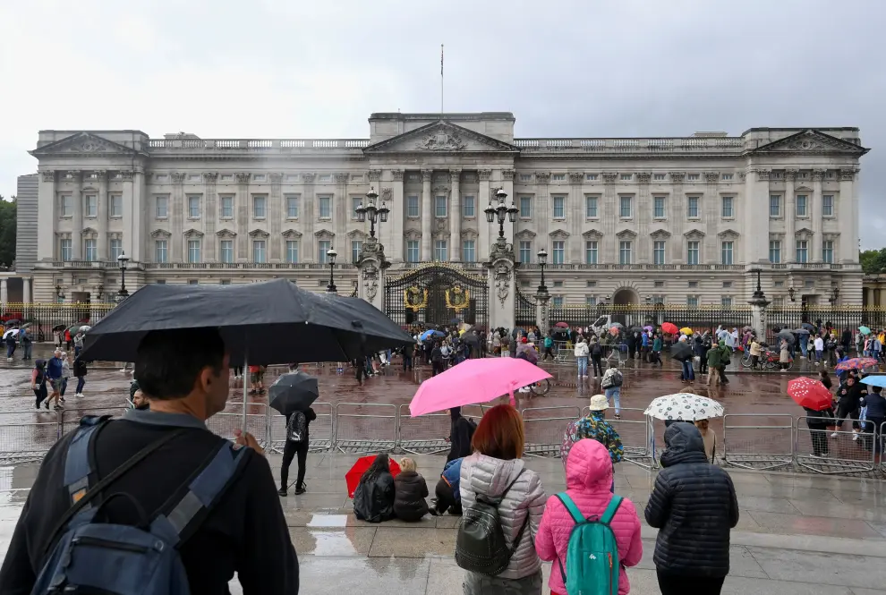 Cientos de personas están empezando a reunirse en el entorno del Palacio de  Buckingham, en Londres.