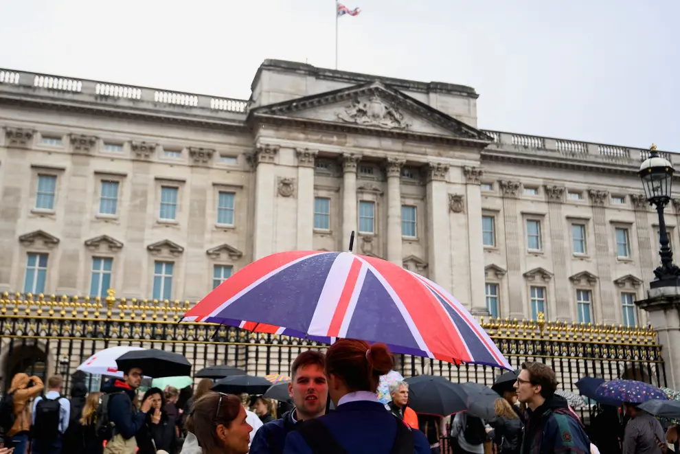 Cientos de personas están empezando a reunirse en el entorno del Palacio de  Buckingham, en Londres.