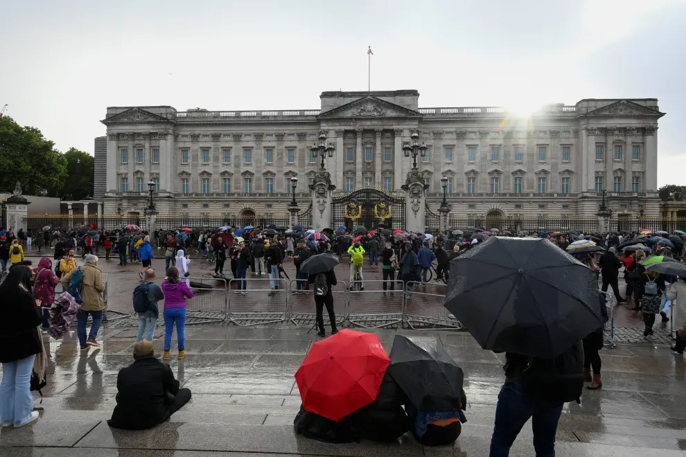 Cientos de personas están empezando a reunirse en el entorno del Palacio de  Buckingham, en Londres.ROYALS/QUEEN