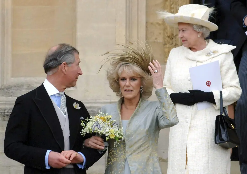 [[[HA ARCHIVO]]] Id: 2002-53424  Fecha: 04/06/2002 Propietario: AP (Cerrada) Autor: AP (CERRADA) descri: CINCUENTA ANIVERSARIO DEL REINADO DE ISABEL II DE INGLATERRA: Britains Queen Elizabeth II and her husband, the Duke of Edinburgh, ride along The Mall, in London in an open-top vehicle as they return from a banquet at Guildhall in the City of London Tuesday June 4, 2002, to watch a Golden Jubilee parade outside Buckingham Palace. (AP Photo/Rebecca Naden, Pool)