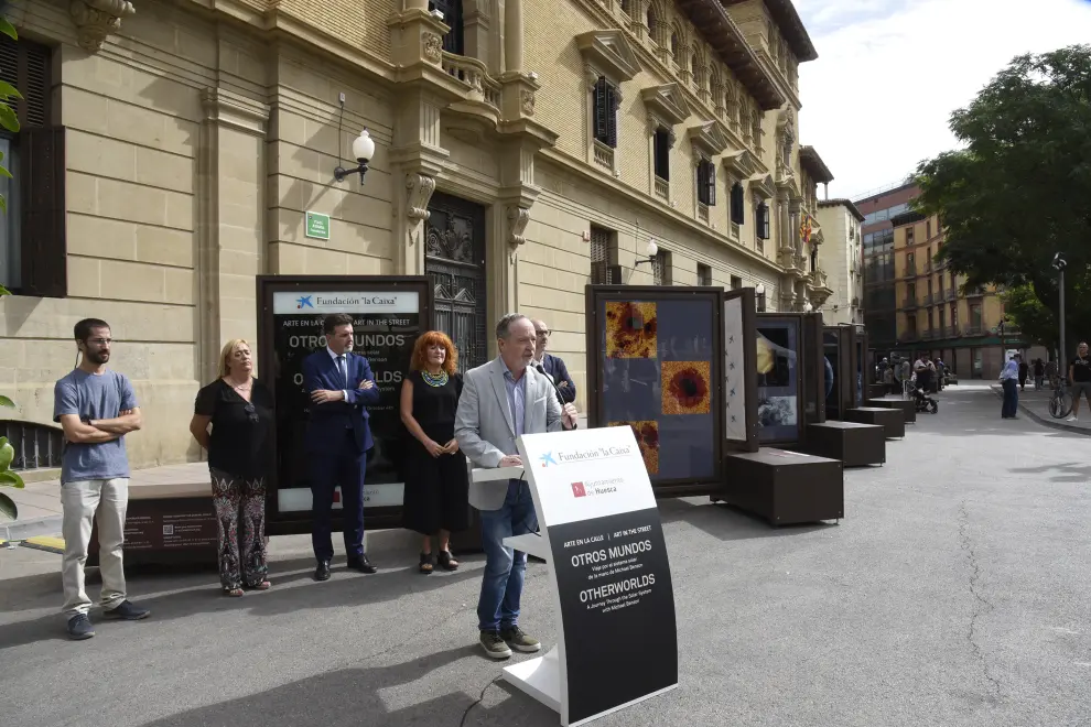 La exposición de la plaza de Navarra, en Huesca, permite hacer un recorrido científico-artístico por el sistema solar a través de 40 fotos de gran formato.