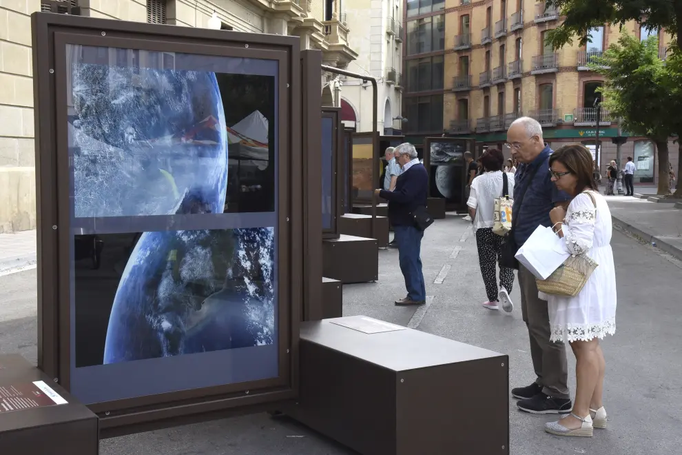 La exposición de la plaza de Navarra, en Huesca, permite hacer un recorrido científico-artístico por el sistema solar a través de 40 fotos de gran formato.
