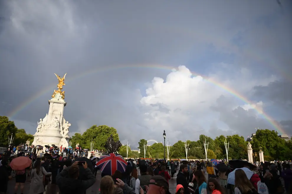 Un gran arco iris ha podido verse esta tarde sobre Buckingham.